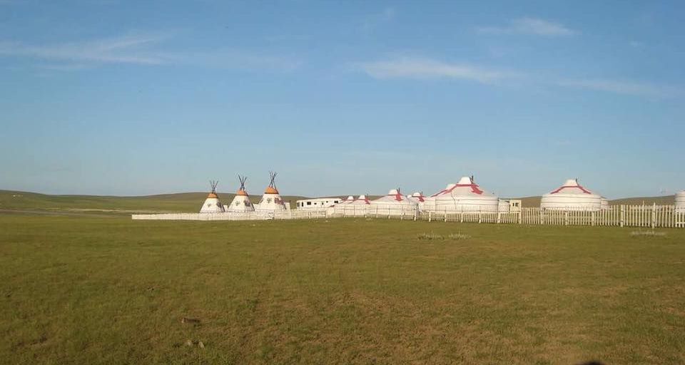 Ausblick über das Jurtencamp Ogii Nuur, Mongolei Rundreise