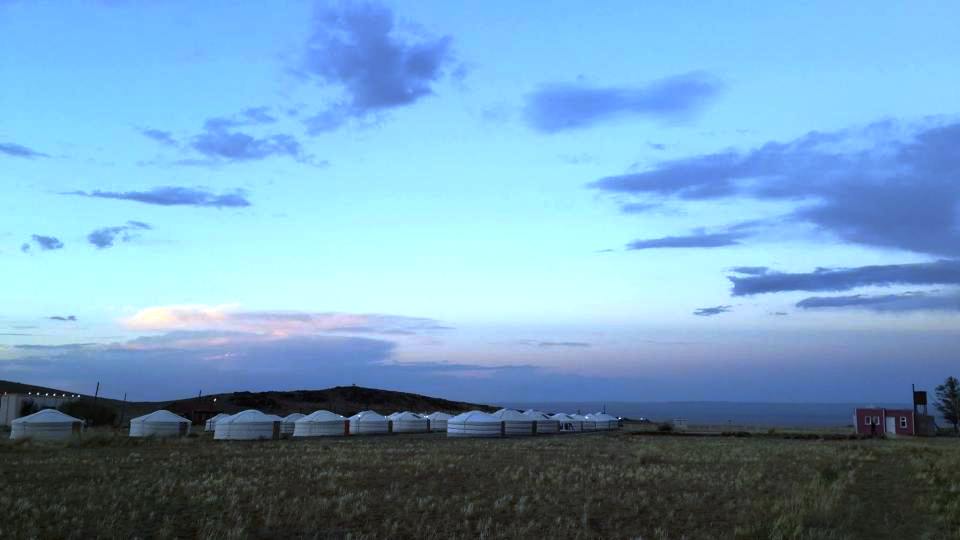Morgendämmerung, Khan Bogdo Jurtencamp, Südgobi, Mongolei Rundreise