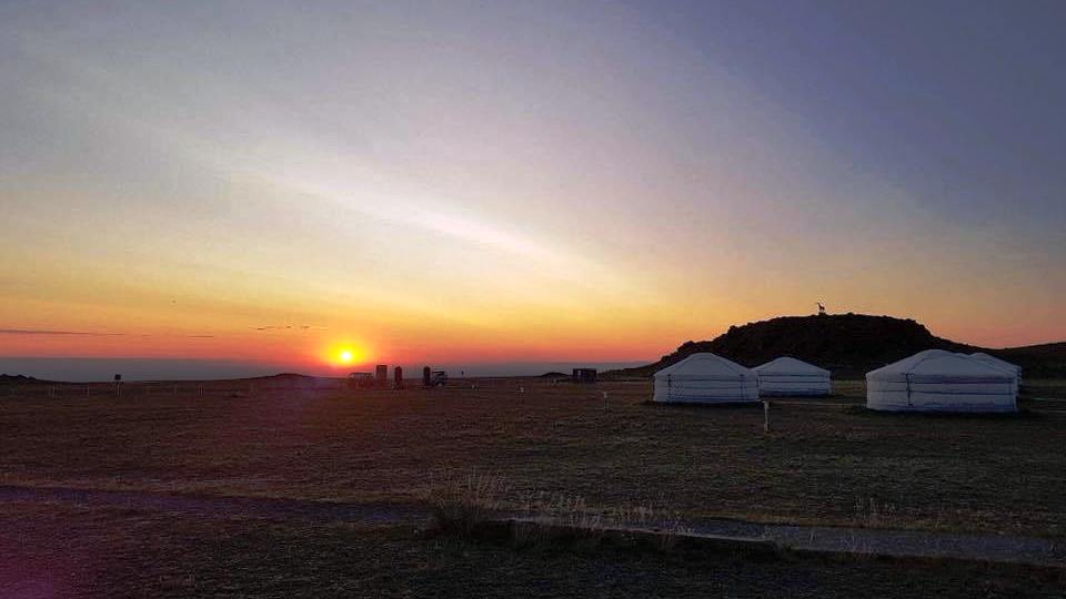 Sonnenuntergang, Khan Bogdo Jurtencamp, Südgobi, Mongolei Rundreise