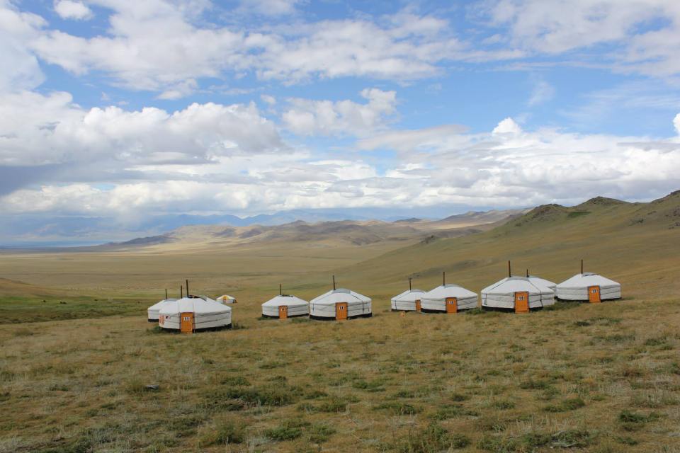 Steppenlandschaft und Jurten, OT Tour Jurtencamp, Mongolei Rundreise