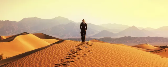 Tourist in der Wüste Gobi, Mongolei Rundreise