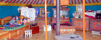 Innenleben einer Jurte, Mongolei Rundreise